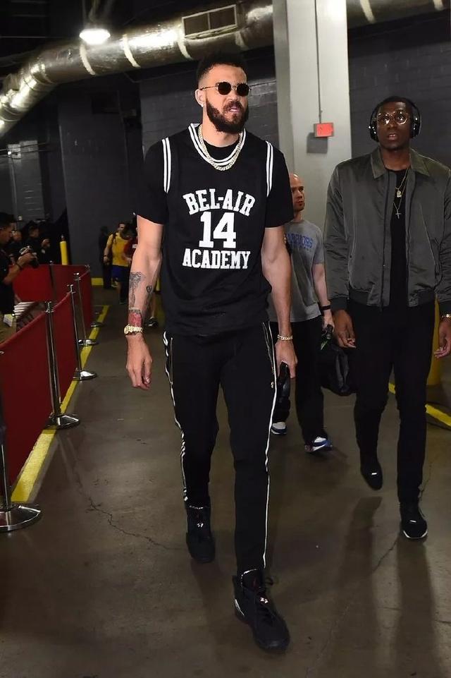 杨少侠与CJ-麦科勒姆互换东家，NBA迎来本赛季第一笔交易！