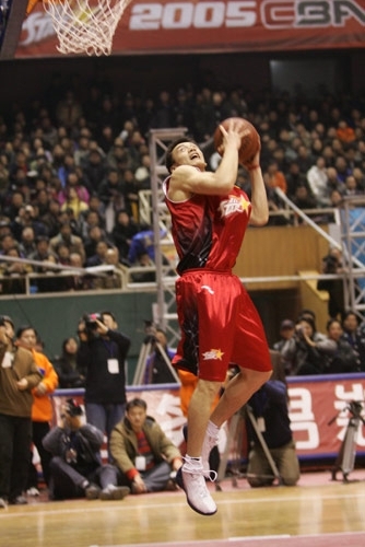 📆 2000年9月25日：保罗·皮尔斯在波士顿一家夜总会外惨遭11刀捅刺。彼时，多数人都认定，他的职业生涯乃至整个人生，都将就此画上句号。