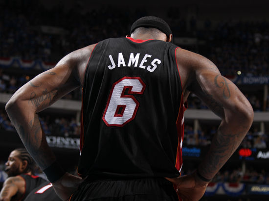 射门时致弗朗西斯重伤，田中碧被换下后立即找到加纳主帅道歉