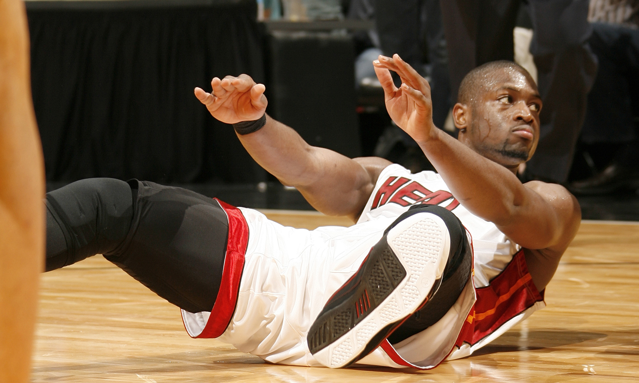 赛后混采区实录：国足众将低头不语未接受采访