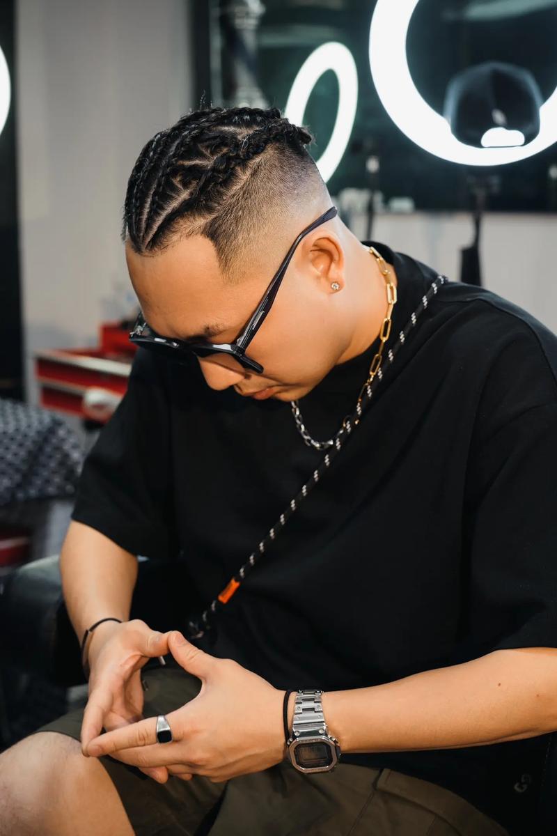 记者：赛后从更衣室走向大巴的申花队员 满脸不甘