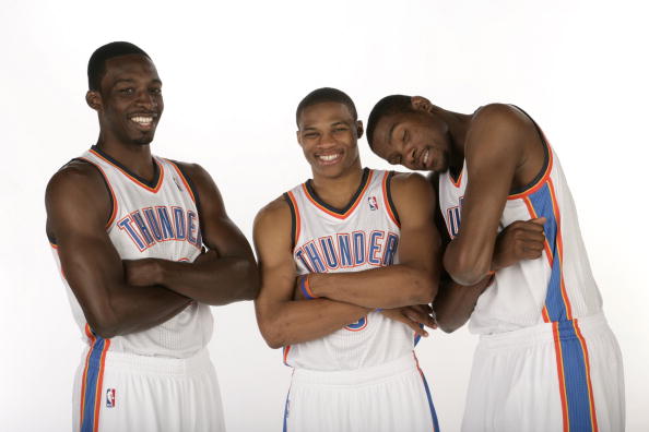 拉倒吧，换谁都是詹姆斯稳赢。詹姆斯总决赛就没有打过双核球队，早就稳赢了，多打几场就是为了赚钱。看最后一场就知道了，认真打上半场领先40分。