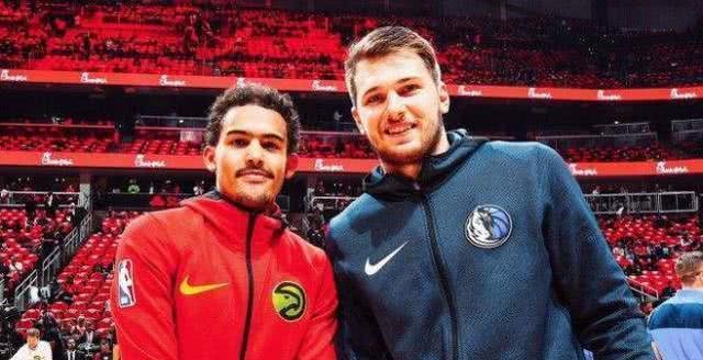 詹姆斯第15次中国行人气依旧爆棚，为上海交大球赛开球并与同学互动