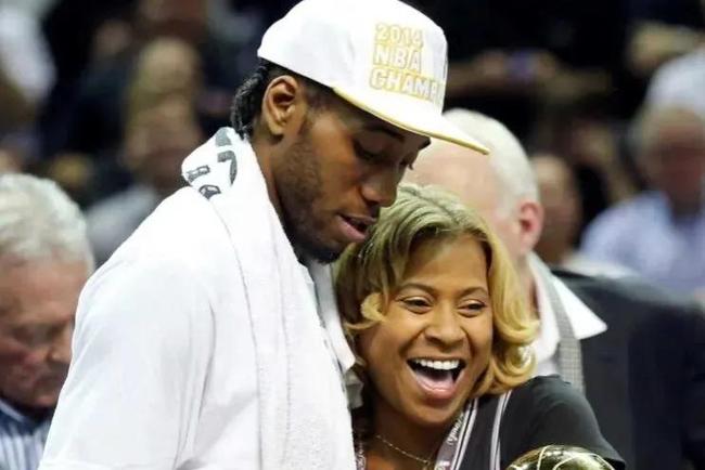 奥克兰运动家队主场 O.co Coliseum 遭遇电力故障，比赛被迫推迟