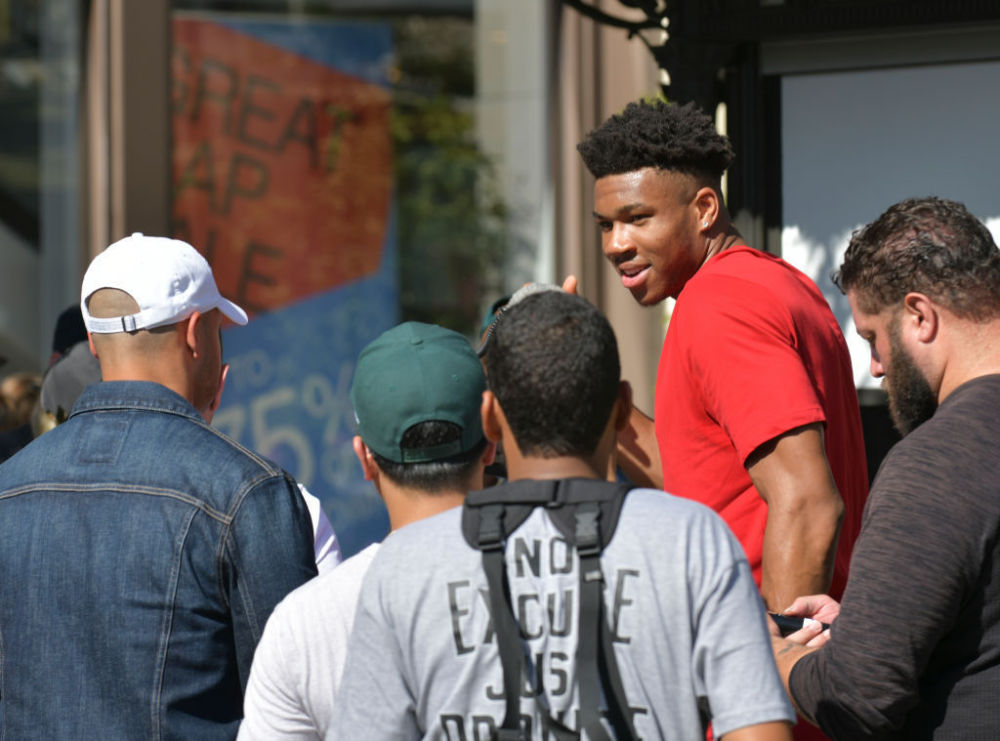 曼联官方：姆伯莫将在对阵埃弗顿的比赛中上演首秀